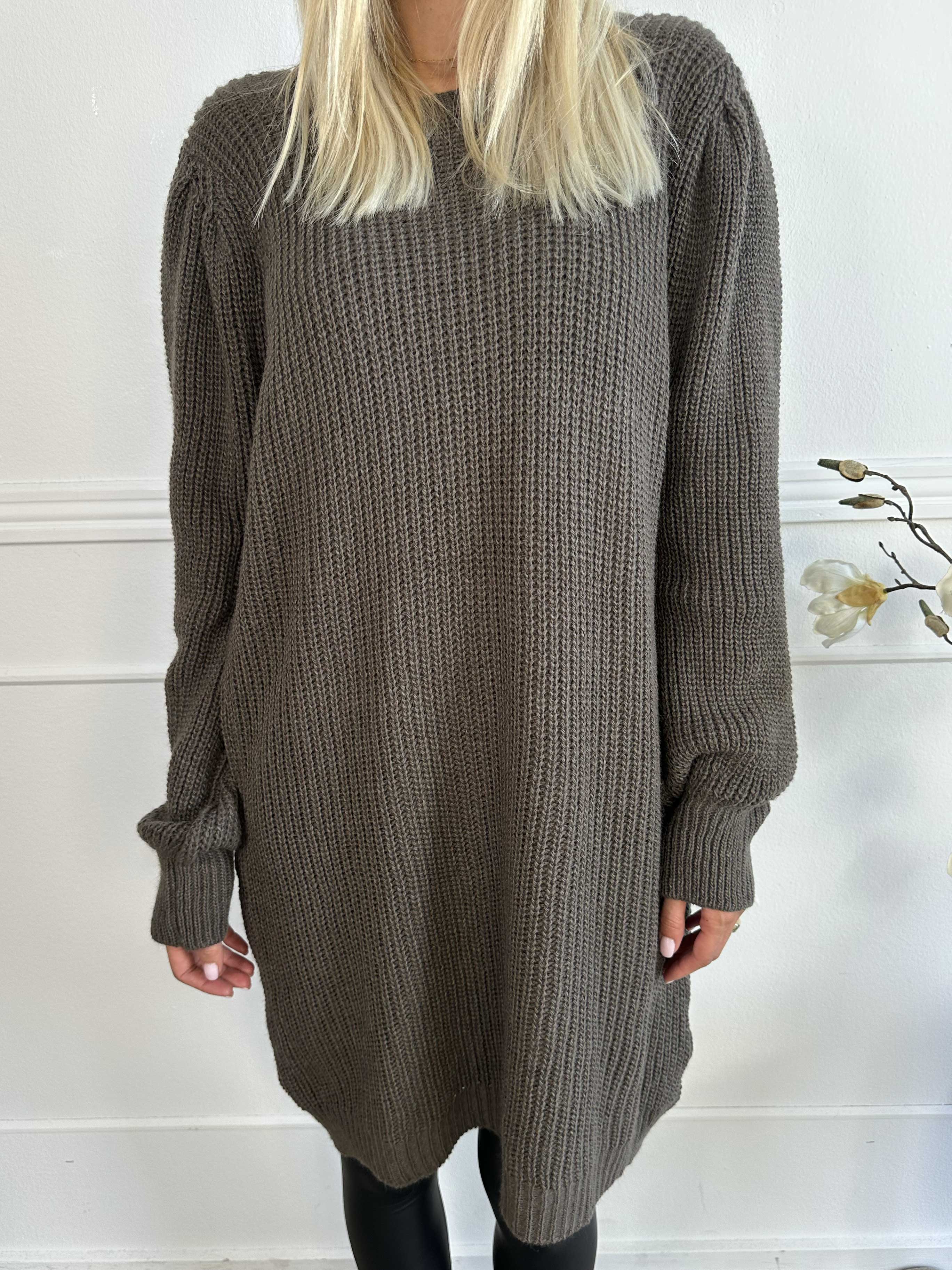 Dajana - Söt stickad klänning med ballongärmar